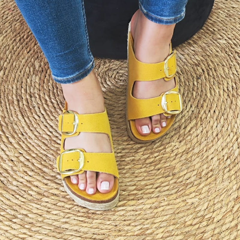 Com estilo moderno e fashionista, este chinelo combina praticidade e conforto com a elegância e altura da plataforma.  As duas fivelas, na parte superior do chinelo, permitem ajustar a largura e garantir um encaixe mais firme no pé.  Este modelo obteve o certificado vegano pela organização mundial PETA (Organização dos Direitos dos Animais).