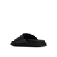Minimalista e com um impacto visual inegável, este chinelo plano em preto é uma peça que redefine o conceito de casual chic.

A tira larga e estruturada, decorada com uma fivela oversized em dourado, transforma um modelo de inspiração clássica numa declaração de estilo contemporânea. A sola plataforma em borracha preta, ligeiramente elevada, confere conforto e estabilidade ao longo do dia, enquanto a palmilha macia acompanha o pé com suavidade.