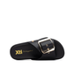 Minimalista e com um impacto visual inegável, este chinelo plano em preto é uma peça que redefine o conceito de casual chic.

A tira larga e estruturada, decorada com uma fivela oversized em dourado, transforma um modelo de inspiração clássica numa declaração de estilo contemporânea. A sola plataforma em borracha preta, ligeiramente elevada, confere conforto e estabilidade ao longo do dia, enquanto a palmilha macia acompanha o pé com suavidade.