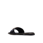 Um clássico reinventado.

Este chinelo raso combina a simplicidade de uma tira única com o impacto visual de uma fivela dourada oversized — o equilíbrio perfeito entre minimalismo e luxo. O rebordo dourado na sola e a palmilha macia completam um design pensado ao detalhe, ideal para os dias quentes em que o estilo não pode esperar.