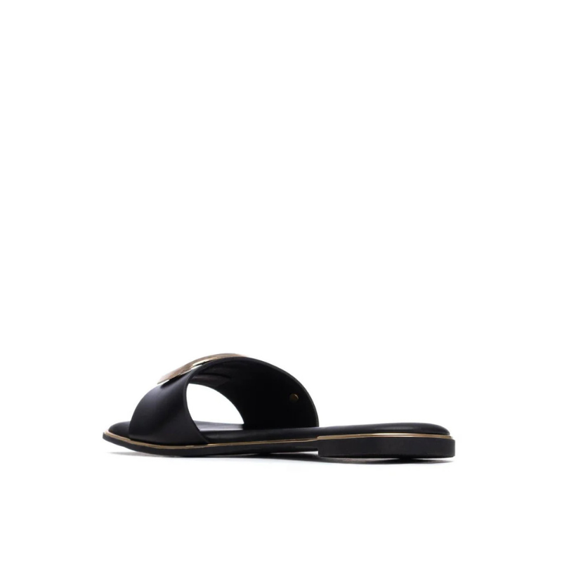 Um clássico reinventado.

Este chinelo raso combina a simplicidade de uma tira única com o impacto visual de uma fivela dourada oversized — o equilíbrio perfeito entre minimalismo e luxo. O rebordo dourado na sola e a palmilha macia completam um design pensado ao detalhe, ideal para os dias quentes em que o estilo não pode esperar.