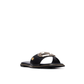 Um clássico reinventado.

Este chinelo raso combina a simplicidade de uma tira única com o impacto visual de uma fivela dourada oversized — o equilíbrio perfeito entre minimalismo e luxo. O rebordo dourado na sola e a palmilha macia completam um design pensado ao detalhe, ideal para os dias quentes em que o estilo não pode esperar.