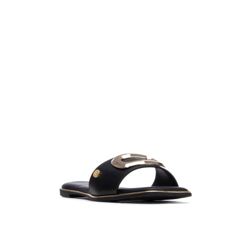 Um clássico reinventado.

Este chinelo raso combina a simplicidade de uma tira única com o impacto visual de uma fivela dourada oversized — o equilíbrio perfeito entre minimalismo e luxo. O rebordo dourado na sola e a palmilha macia completam um design pensado ao detalhe, ideal para os dias quentes em que o estilo não pode esperar.