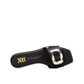 Um clássico reinventado.

Este chinelo raso combina a simplicidade de uma tira única com o impacto visual de uma fivela dourada oversized — o equilíbrio perfeito entre minimalismo e luxo. O rebordo dourado na sola e a palmilha macia completam um design pensado ao detalhe, ideal para os dias quentes em que o estilo não pode esperar.