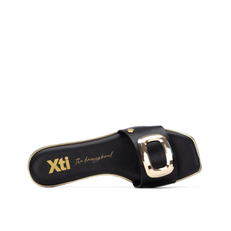 Um clássico reinventado.

Este chinelo raso combina a simplicidade de uma tira única com o impacto visual de uma fivela dourada oversized — o equilíbrio perfeito entre minimalismo e luxo. O rebordo dourado na sola e a palmilha macia completam um design pensado ao detalhe, ideal para os dias quentes em que o estilo não pode esperar.