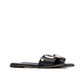 Um clássico reinventado.

Este chinelo raso combina a simplicidade de uma tira única com o impacto visual de uma fivela dourada oversized — o equilíbrio perfeito entre minimalismo e luxo. O rebordo dourado na sola e a palmilha macia completam um design pensado ao detalhe, ideal para os dias quentes em que o estilo não pode esperar.