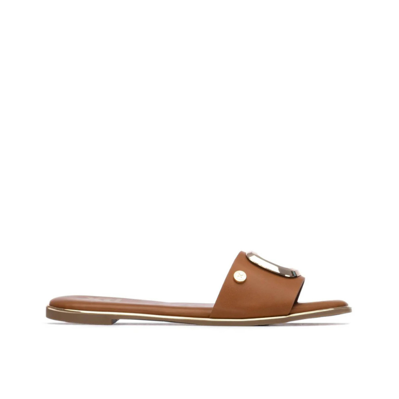 Um clássico reinventado.

Este chinelo raso combina a simplicidade de uma tira única com o impacto visual de uma fivela dourada oversized — o equilíbrio perfeito entre minimalismo e luxo. O rebordo dourado na sola e a palmilha macia completam um design pensado ao detalhe, ideal para os dias quentes em que o estilo não pode esperar.