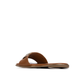 Um clássico reinventado.

Este chinelo raso combina a simplicidade de uma tira única com o impacto visual de uma fivela dourada oversized — o equilíbrio perfeito entre minimalismo e luxo. O rebordo dourado na sola e a palmilha macia completam um design pensado ao detalhe, ideal para os dias quentes em que o estilo não pode esperar.