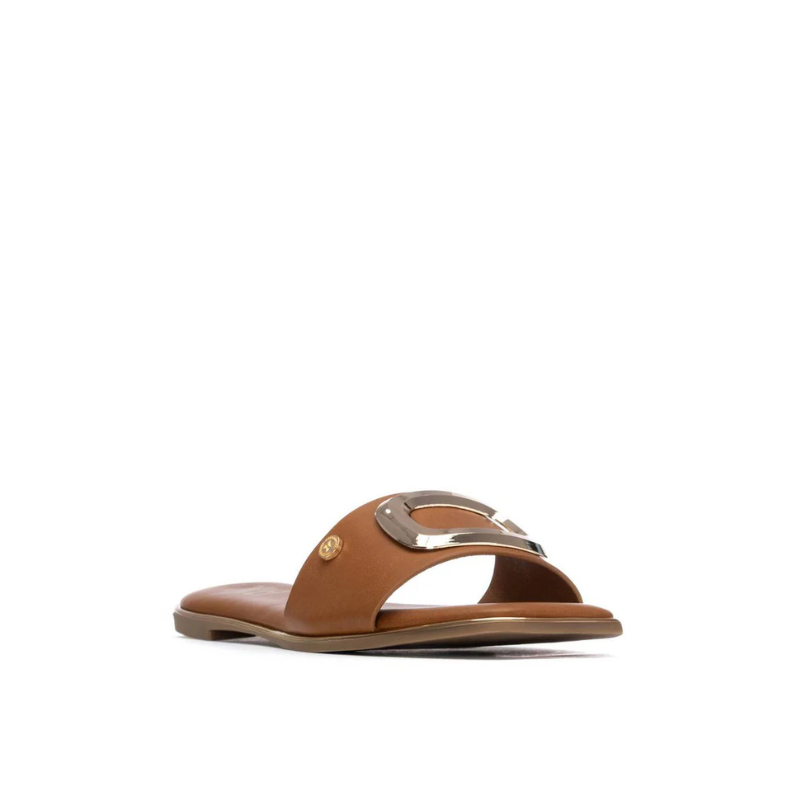Um clássico reinventado.

Este chinelo raso combina a simplicidade de uma tira única com o impacto visual de uma fivela dourada oversized — o equilíbrio perfeito entre minimalismo e luxo. O rebordo dourado na sola e a palmilha macia completam um design pensado ao detalhe, ideal para os dias quentes em que o estilo não pode esperar.