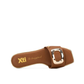 Um clássico reinventado.

Este chinelo raso combina a simplicidade de uma tira única com o impacto visual de uma fivela dourada oversized — o equilíbrio perfeito entre minimalismo e luxo. O rebordo dourado na sola e a palmilha macia completam um design pensado ao detalhe, ideal para os dias quentes em que o estilo não pode esperar.