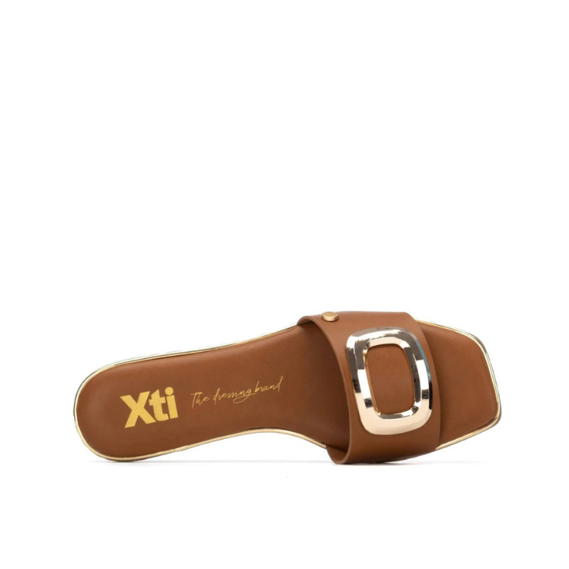 Um clássico reinventado.

Este chinelo raso combina a simplicidade de uma tira única com o impacto visual de uma fivela dourada oversized — o equilíbrio perfeito entre minimalismo e luxo. O rebordo dourado na sola e a palmilha macia completam um design pensado ao detalhe, ideal para os dias quentes em que o estilo não pode esperar.