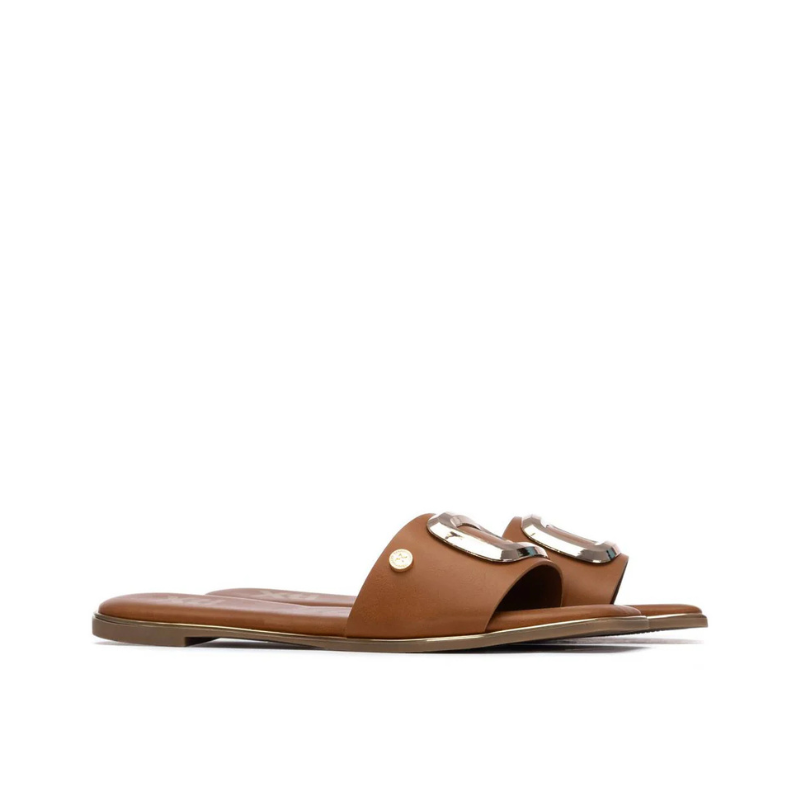 Um clássico reinventado.

Este chinelo raso combina a simplicidade de uma tira única com o impacto visual de uma fivela dourada oversized — o equilíbrio perfeito entre minimalismo e luxo. O rebordo dourado na sola e a palmilha macia completam um design pensado ao detalhe, ideal para os dias quentes em que o estilo não pode esperar.