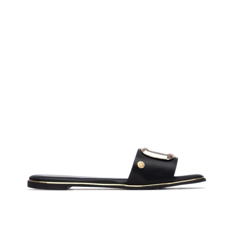 Um clássico reinventado.

Este chinelo raso combina a simplicidade de uma tira única com o impacto visual de uma fivela dourada oversized — o equilíbrio perfeito entre minimalismo e luxo. O rebordo dourado na sola e a palmilha macia completam um design pensado ao detalhe, ideal para os dias quentes em que o estilo não pode esperar.