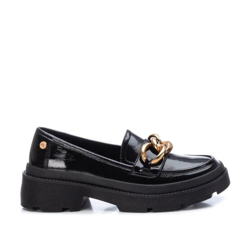 Elegantes e práticos, os loafers são a escolha perfeita para mulheres que desejam combinar estilo e conforto no seu dia a dia. A sua versatilidade torna-os uma adição valiosa a qualquer look e o detalhe da corrente cria um toque de maior sofisticação.  Com sola de borracha antiderrapante e palmilha almofadada para maior conforto ao caminhar.