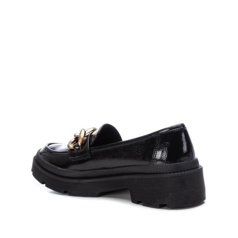 Elegantes e práticos, os loafers são a escolha perfeita para mulheres que desejam combinar estilo e conforto no seu dia a dia. A sua versatilidade torna-os uma adição valiosa a qualquer look e o detalhe da corrente cria um toque de maior sofisticação.  Com sola de borracha antiderrapante e palmilha almofadada para maior conforto ao caminhar.