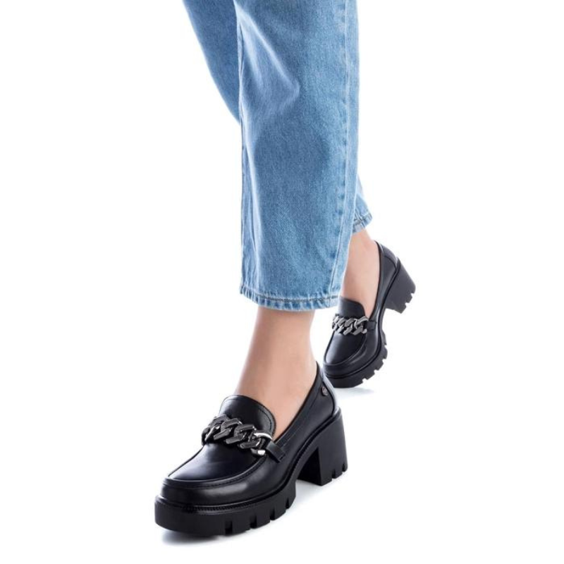 Elegantes e modernos, os loafers de salto alto oferecem uma combinação única de estilo clássico e altura adicional. São ideais para mulheres que desejam a elegância dos loafers com a vantagem de um salto alto. Estes sapatos elevam os seus looks e proporcionam conforto ao mesmo tempo.  São versáteis e podem ser usados em diversas ocasiões, podem ser uma escolha adequada para o escritório, eventos sociais, saídas casuais ou até mesmo para ocasiões mais formais.