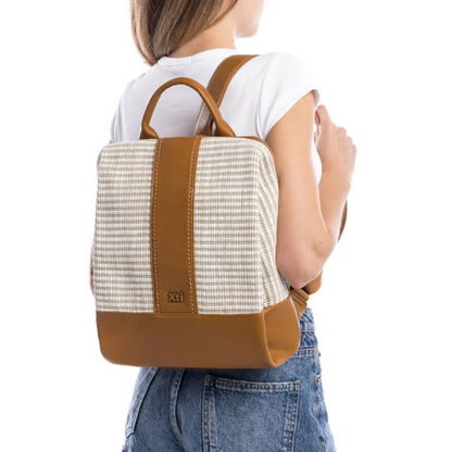 Adicione um toque moderno e elegante ao seu dia a dia com esta mochila.

O seu design sofisticado combina detalhes em tecido texturizado e acabamento em material sintético de alta qualidade, garantindo durabilidade e muito estilo. As alças são ajustáveis para maior conforto.
