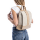 Adicione um toque moderno e elegante ao seu dia a dia com esta mochila.

O seu design sofisticado combina detalhes em tecido texturizado e acabamento em material sintético de alta qualidade, garantindo durabilidade e muito estilo. As alças são ajustáveis para maior conforto.