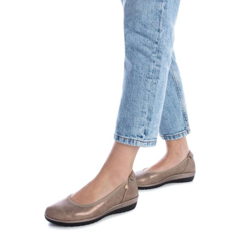 Esta sabrina é uma escolha confortável e prática para mulheres que procuram calçado casual para o dia a dia. Com sola de borracha antiderrapante e design confortável, a sabrina proporciona um equilíbrio entre estilo e funcionalidade, tornando-a uma opção confiável para o dia a dia.  A palmilha acolchoada, adiciona amortecimento e suporte ao caminhar, reduzindo o impacto nos seus pés.