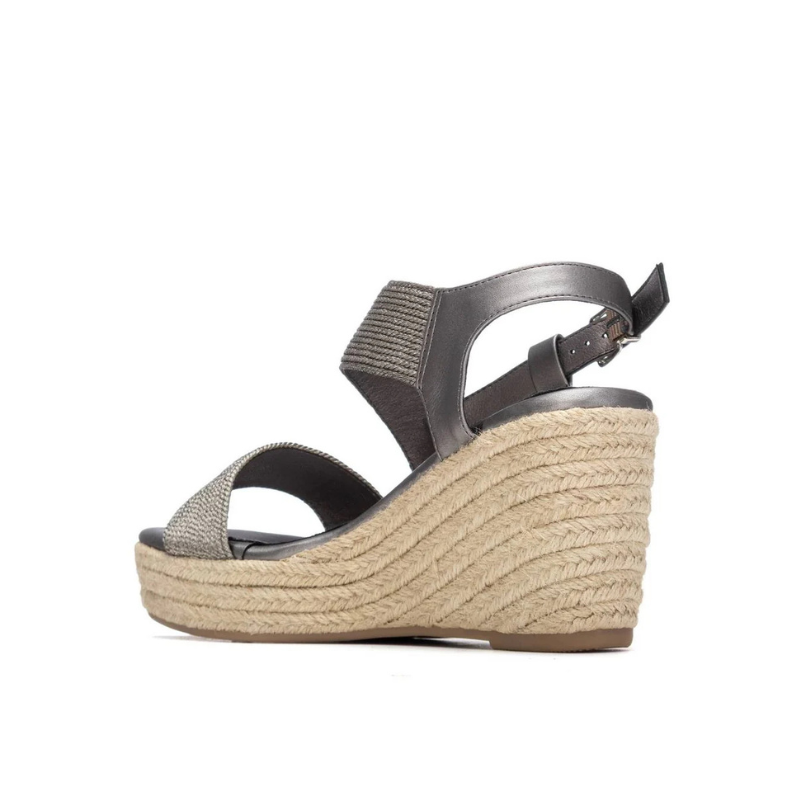 Esta sandália é o equilibrio perfeito entre modernidade e versatilidade.

Com um acabamento metálico, esta sandália combina com tudo — do branco ao preto, do linho ao cetim. As tiras cruzadas em malha texturada e a fivela prateada conferem um toque contemporâneo, enquanto a plataforma de juta entrançada garante conforto e altura ao longo do dia, do passeio à beira-mar ao jantar ao pôr do sol.