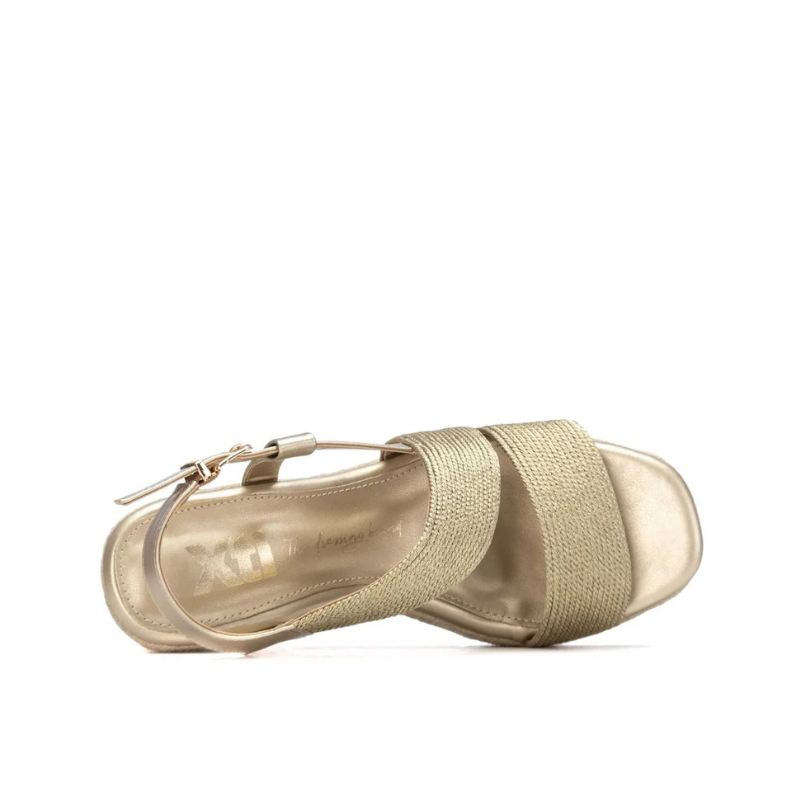 Esta sandália é o equilibrio perfeito entre modernidade e versatilidade.

Com um acabamento metálico, esta sandália combina com tudo — do branco ao preto, do linho ao cetim. As tiras cruzadas em malha texturada e a fivela prateada conferem um toque contemporâneo, enquanto a plataforma de juta entrançada garante conforto e altura ao longo do dia, do passeio à beira-mar ao jantar ao pôr do sol.
