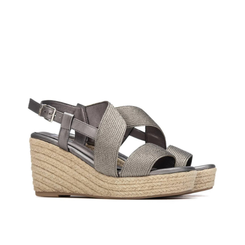 Esta sandália é o equilibrio perfeito entre modernidade e versatilidade.

Com um acabamento metálico, esta sandália combina com tudo — do branco ao preto, do linho ao cetim. As tiras cruzadas em malha texturada e a fivela prateada conferem um toque contemporâneo, enquanto a plataforma de juta entrançada garante conforto e altura ao longo do dia, do passeio à beira-mar ao jantar ao pôr do sol.