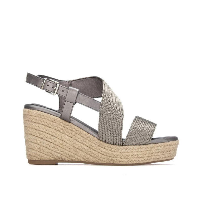 Esta sandália é o equilibrio perfeito entre modernidade e versatilidade.

Com um acabamento metálico, esta sandália combina com tudo — do branco ao preto, do linho ao cetim. As tiras cruzadas em malha texturada e a fivela prateada conferem um toque contemporâneo, enquanto a plataforma de juta entrançada garante conforto e altura ao longo do dia, do passeio à beira-mar ao jantar ao pôr do sol.