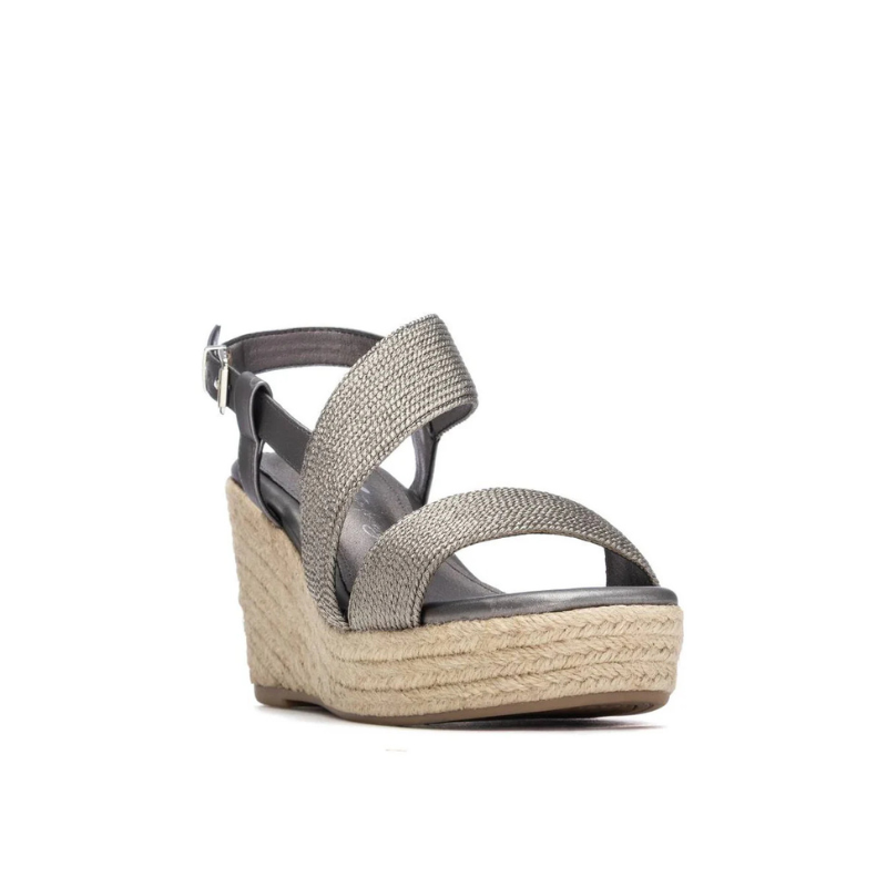 Esta sandália é o equilibrio perfeito entre modernidade e versatilidade.

Com um acabamento metálico, esta sandália combina com tudo — do branco ao preto, do linho ao cetim. As tiras cruzadas em malha texturada e a fivela prateada conferem um toque contemporâneo, enquanto a plataforma de juta entrançada garante conforto e altura ao longo do dia, do passeio à beira-mar ao jantar ao pôr do sol.
