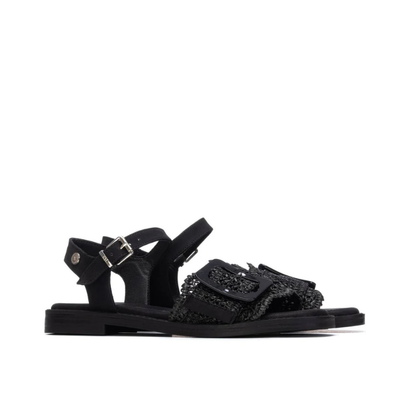 Com um design casual e contemporâneo, esta sandália rasa em rafia trançada é a escolha perfeita para os dias em que o conforto e o estilo andam de mãos dadas.

A tira em material trançado confere leveza e textura ao modelo, enquanto a fivela quadrada de grande dimensão em preto brilhante adiciona um toque moderno e arrojado.