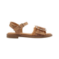 Com um design casual e contemporâneo, esta sandália rasa em rafia trançada é a escolha perfeita para os dias em que o conforto e o estilo andam de mãos dadas.

A tira em material trançado confere leveza e textura ao modelo, enquanto a fivela quadrada de grande dimensão em preto brilhante adiciona um toque moderno e arrojado.