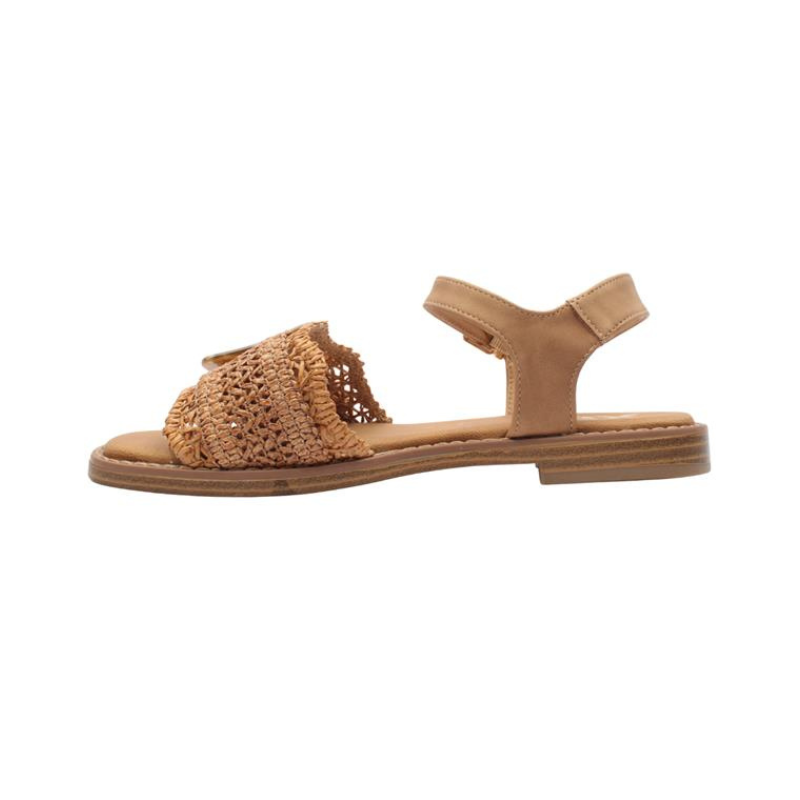 Com um design casual e contemporâneo, esta sandália rasa em rafia trançada é a escolha perfeita para os dias em que o conforto e o estilo andam de mãos dadas.

A tira em material trançado confere leveza e textura ao modelo, enquanto a fivela quadrada de grande dimensão em preto brilhante adiciona um toque moderno e arrojado.