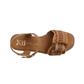 Com um design casual e contemporâneo, esta sandália rasa em rafia trançada é a escolha perfeita para os dias em que o conforto e o estilo andam de mãos dadas.

A tira em material trançado confere leveza e textura ao modelo, enquanto a fivela quadrada de grande dimensão em preto brilhante adiciona um toque moderno e arrojado.
