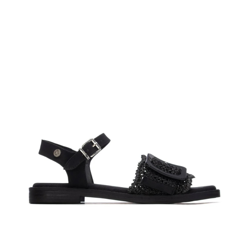 Com um design casual e contemporâneo, esta sandália rasa em rafia trançada é a escolha perfeita para os dias em que o conforto e o estilo andam de mãos dadas.

A tira em material trançado confere leveza e textura ao modelo, enquanto a fivela quadrada de grande dimensão em preto brilhante adiciona um toque moderno e arrojado.