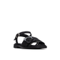 Com um design casual e contemporâneo, esta sandália rasa em rafia trançada é a escolha perfeita para os dias em que o conforto e o estilo andam de mãos dadas.

A tira em material trançado confere leveza e textura ao modelo, enquanto a fivela quadrada de grande dimensão em preto brilhante adiciona um toque moderno e arrojado.