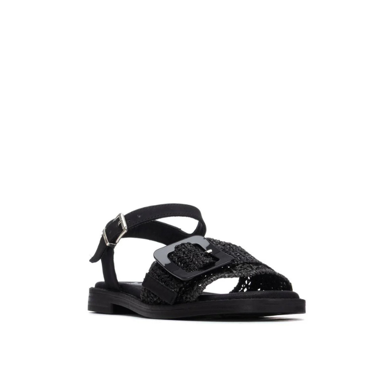 Com um design casual e contemporâneo, esta sandália rasa em rafia trançada é a escolha perfeita para os dias em que o conforto e o estilo andam de mãos dadas.

A tira em material trançado confere leveza e textura ao modelo, enquanto a fivela quadrada de grande dimensão em preto brilhante adiciona um toque moderno e arrojado.