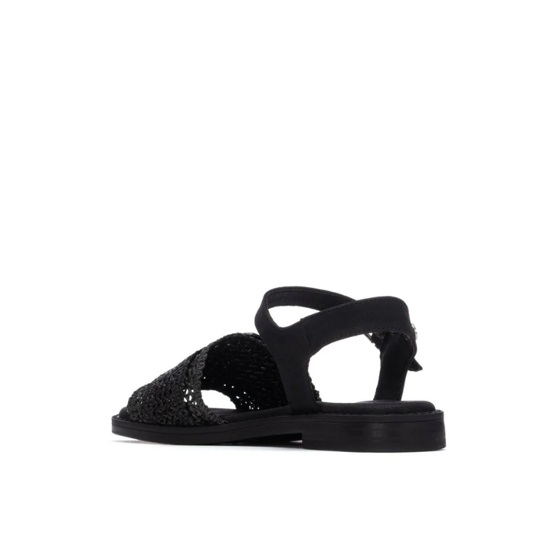 Com um design casual e contemporâneo, esta sandália rasa em rafia trançada é a escolha perfeita para os dias em que o conforto e o estilo andam de mãos dadas.

A tira em material trançado confere leveza e textura ao modelo, enquanto a fivela quadrada de grande dimensão em preto brilhante adiciona um toque moderno e arrojado.