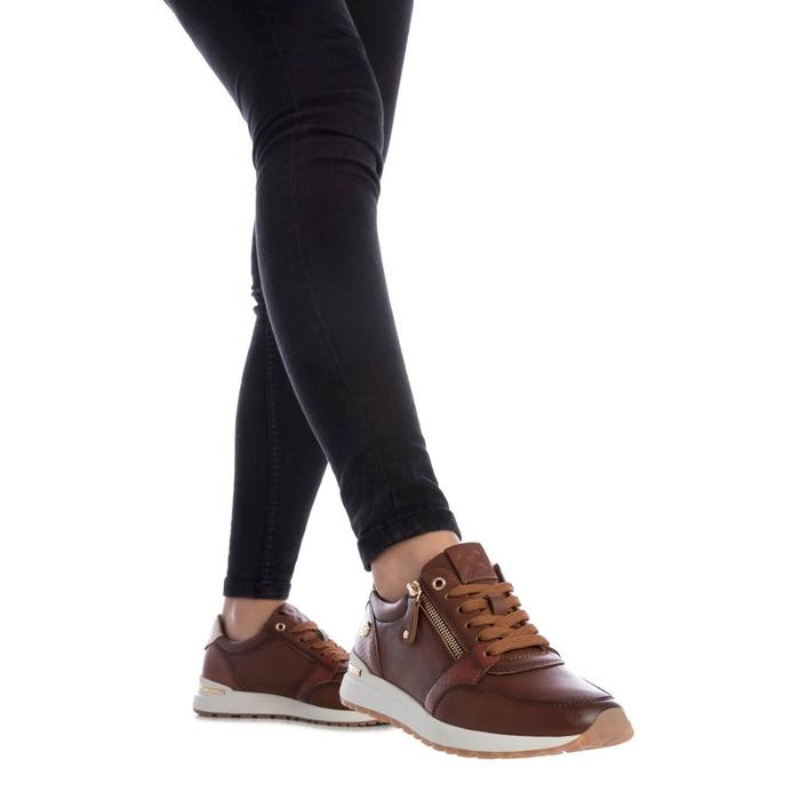 Esta sapatilha desportiva camel, é a escolha ideal para mulheres que valorizam estilo e conforto. Este modelo combina a funcionalidade de um sneaker com o visual elegante e moderno, sendo perfeito para o uso diário.

Fabricada em material sintético de alta qualidade, a sapatilha apresenta detalhes em dourado, incluindo um fecho de correr lateral que adiciona um toque de sofisticação.