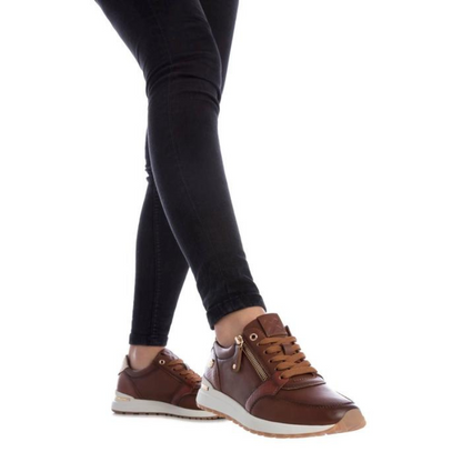 Esta sapatilha desportiva camel, é a escolha ideal para mulheres que valorizam estilo e conforto. Este modelo combina a funcionalidade de um sneaker com o visual elegante e moderno, sendo perfeito para o uso diário.

Fabricada em material sintético de alta qualidade, a sapatilha apresenta detalhes em dourado, incluindo um fecho de correr lateral que adiciona um toque de sofisticação.