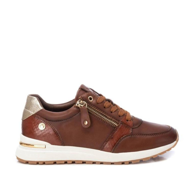 Esta sapatilha desportiva camel, é a escolha ideal para mulheres que valorizam estilo e conforto. Este modelo combina a funcionalidade de um sneaker com o visual elegante e moderno, sendo perfeito para o uso diário.

Fabricada em material sintético de alta qualidade, a sapatilha apresenta detalhes em dourado, incluindo um fecho de correr lateral que adiciona um toque de sofisticação.