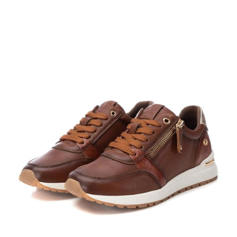 Esta sapatilha desportiva camel, é a escolha ideal para mulheres que valorizam estilo e conforto. Este modelo combina a funcionalidade de um sneaker com o visual elegante e moderno, sendo perfeito para o uso diário.

Fabricada em material sintético de alta qualidade, a sapatilha apresenta detalhes em dourado, incluindo um fecho de correr lateral que adiciona um toque de sofisticação.