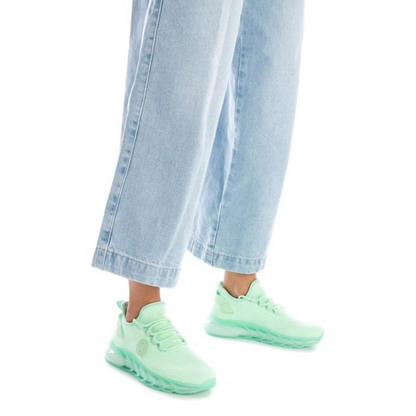 Este modelo é uma opção elegante e funcional para mulheres que valorizam o conforto sem comprometer o estilo, além de atender aos padrões éticos da certificação vegana.  A parte superior da sapatilha é confeccionada em tecido stretch, proporcionando um ajuste confortável e flexível ao redor do pé. A sola de borracha antiderrapante oferece tração e segurança ao caminhar em diversas superfícies.