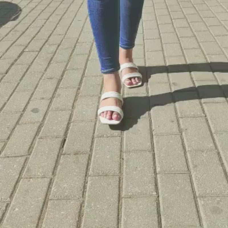 Este chinelo é uma opção confortável e estilosa para os dias mais quentes, combina a praticidade e o conforto de um chinelo comum com um toque de elegância e sofisticação dado pelo salto baixo.  As tiras ajudam a manter o chinelo no pé de forma segura e confortável, já o salto baixo oferece um pouco de elevação ao calcanhar, proporcionando um visual mais refinado sem comprometer o conforto. É uma ótima opção para quem deseja um pouco de altura sem precisar usar um salto alto.