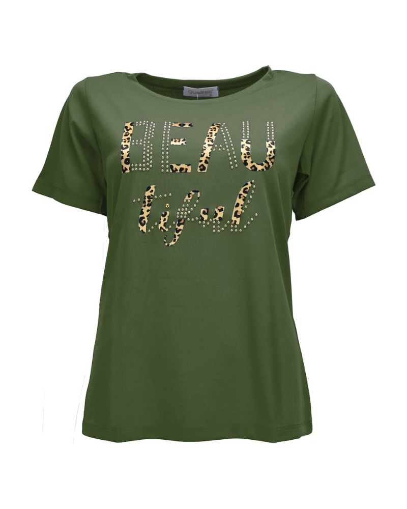 A combinação com letras e os detalhes animal print na T-shirt Alisson, dão um toque fashion e moderno ao seu look.  É uma peça versátil que pode ser combinada com calças jeans, calções ou saias de várias cores, criando diferentes looks de acordo com a ocasião.  Made in Portugal