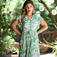Confortável e prático, este vestido é a peça ideal para os dias mais quentes. A malha fria permite manter a sua pele fresca e seca.  Pode combinar com sandálias ou sapatilhas para um look casual e descontraído, ou com saltos altos para um visual mais sofisticado.