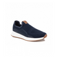 Sofisticada e versátil, a sapatilha slip on combina conforto e beleza dando um toque delicado ao seu look.  Fabricada em tecido com detalhes laterais impressos e com sola de borracha antiderrapante. Este modelo tem fácil ajuste e aderência graças à elasticidade do tecido e do puxador traseiro.  Este modelo obteve o certificado vegano pela organização mundial PETA (Organização dos Direitos dos Animais).