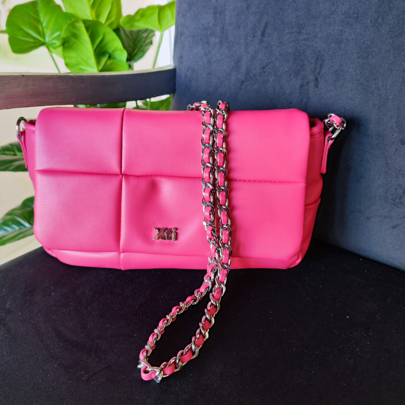 Elegante e moderna, a carteira crossbody é um modelo clássico, que aparece repaginado nesta coleção. Com um estilo bem marcante, este acessório estruturado fica lindo com vários looks.  Com alça de corrente, fecho de correr e botão em íman, proporcionando duas possibilidades de fechar a sua carteira.  Este modelo obteve o certificado vegano pela organização mundial PETA (Organização dos Direitos dos Animais).