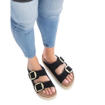 Com estilo moderno e fashionista, este chinelo combina praticidade e conforto com a elegância e altura da plataforma.  As duas fivelas, na parte superior do chinelo, permitem ajustar a largura e garantir um encaixe mais firme no pé.  Este modelo obteve o certificado vegano pela organização mundial PETA (Organização dos Direitos dos Animais).