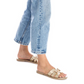 Para o dia a dia, o chinelo raso é uma excelente opção pela sua praticidade e conforto.   A aplicação metalizada confere elegância e sofisticação para complementar os seus looks mais descontraídos.  Este modelo obteve o certificado vegano pela organização mundial PETA (Organização dos Direitos dos Animais).