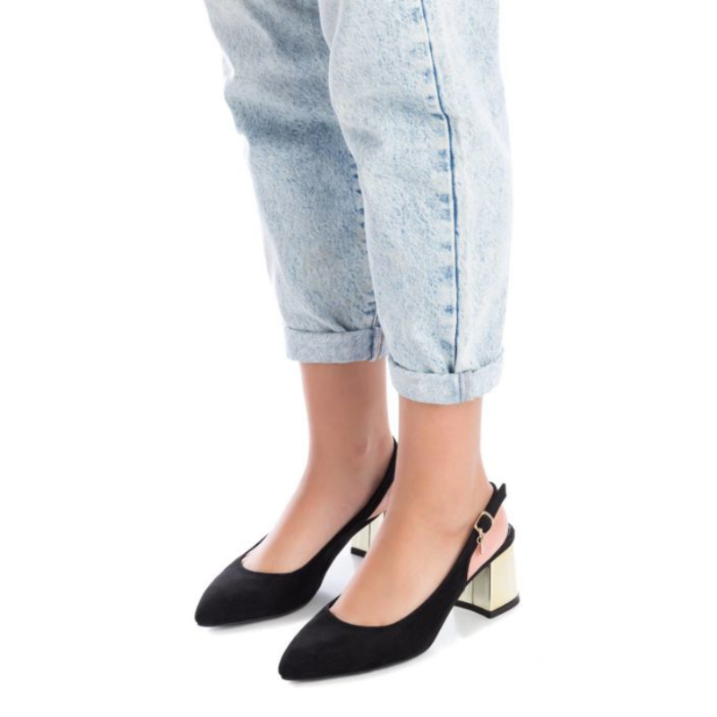 Moderna e delicada, esta sandália com tacão metalizado, deixa qualquer look super charmoso e estiloso.  O detalhe do tacão largo e sola de borracha antiderrapante, garantem mais segurança ao caminhar. O acabamento confortável e a palmilha macia torna-a indispensável para quem precisa ficar horas de pé.  É perfeita para usar com peças que deixem seu tornozelo à mostra, como saias, vestidos e calções. Se não dispensa os jeans, use este modelo e dobre as barras da calça para realçar os seus pés.