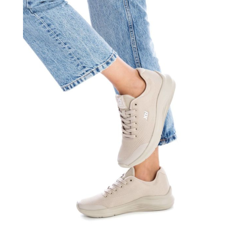 Descontraída e confortável, esta sapatilha combina conforto e beleza dando um toque delicado ao seu visual.  Esse modelo tem palmilha almofadada proporcionando maior absorção de impactos. Leve e flexível, foi pensado nas necessidades de todas as mulheres. O acabamento confortável torna-o indispensável para quem precisa ficar horas de pé no trabalho.  Para o dia a dia, aposte nos tradicionais jeans ou calções.